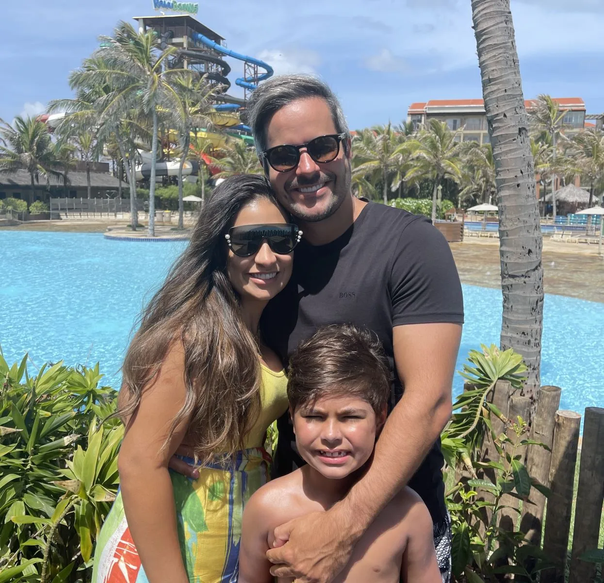 Simone Mendes, da dupla com Simaria, e marido Kaká Diniz curtem Beach Park