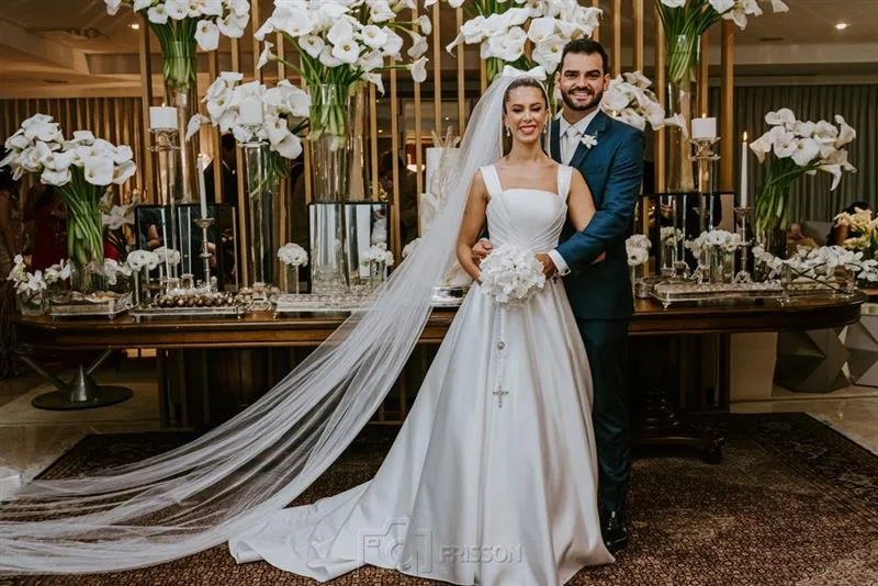 Lara Mattos e Caio Freire sobem ao altar e celebram em recepção intimista