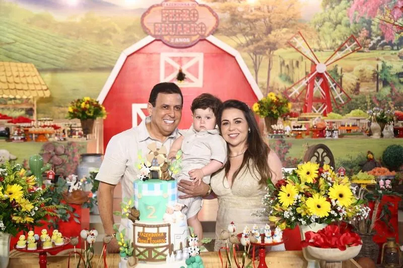 Cinthya Kalynne assopra as duas velinhas do filho Pedro Eduardo