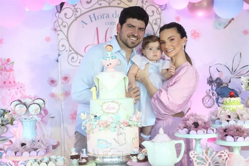 Laime e Lucas Câmara assopram a primeira velinha da filha Alice