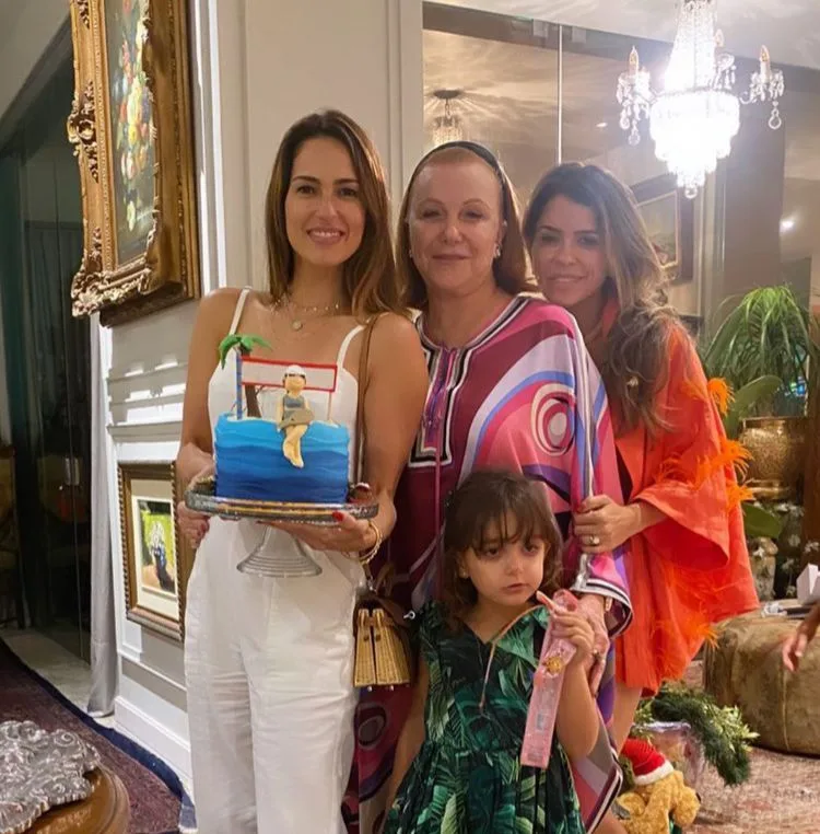 Marília Queiroz ganha parabéns surpresa