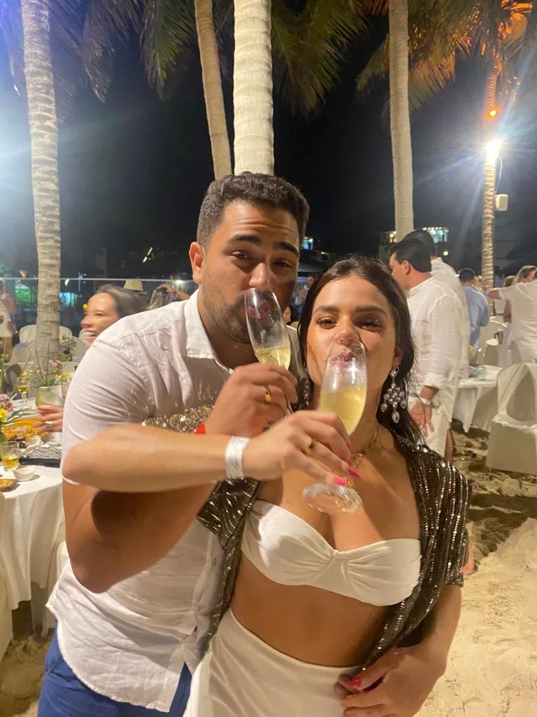 Com pedido surpresa, Letícia Studart e Rafael Pinto ficam noivos