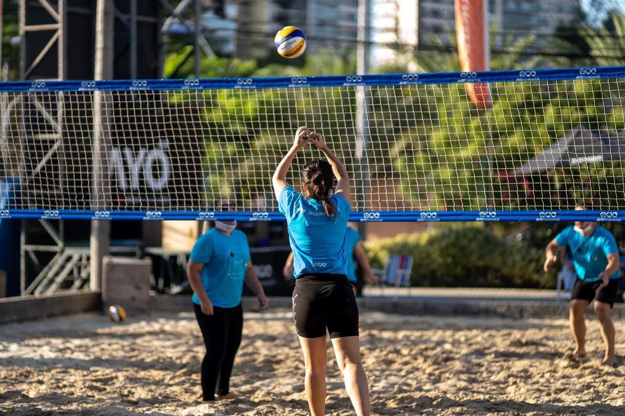 Academia de Fortaleza promove aulões gratuitos de yoga, beach tennis e outros esportes neste sábado