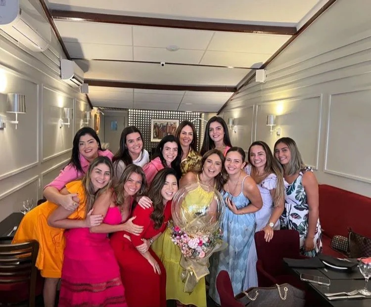 Marcella Laura ganha os parabéns de turma de amigas