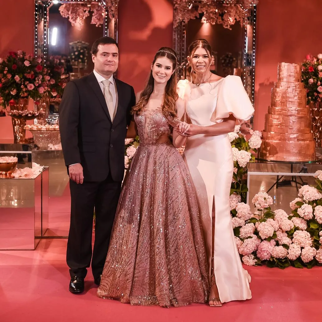 Mailze e Reginaldo Bezerra festejam 17 anos da filha Bella