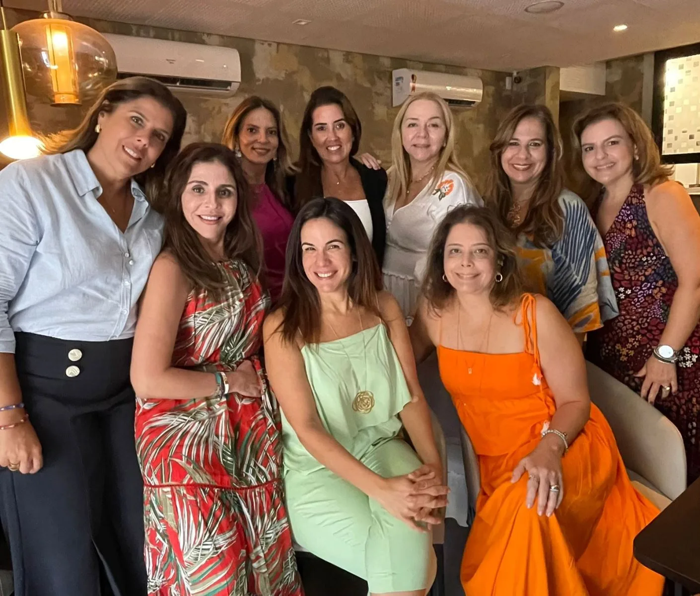 Ana Vládia Sales ganha os parabéns de pequeno grupo de amigas