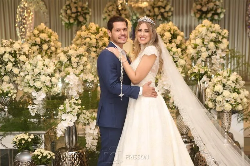 Camille Bonorandi e Eduardo Narbal sobem ao altar