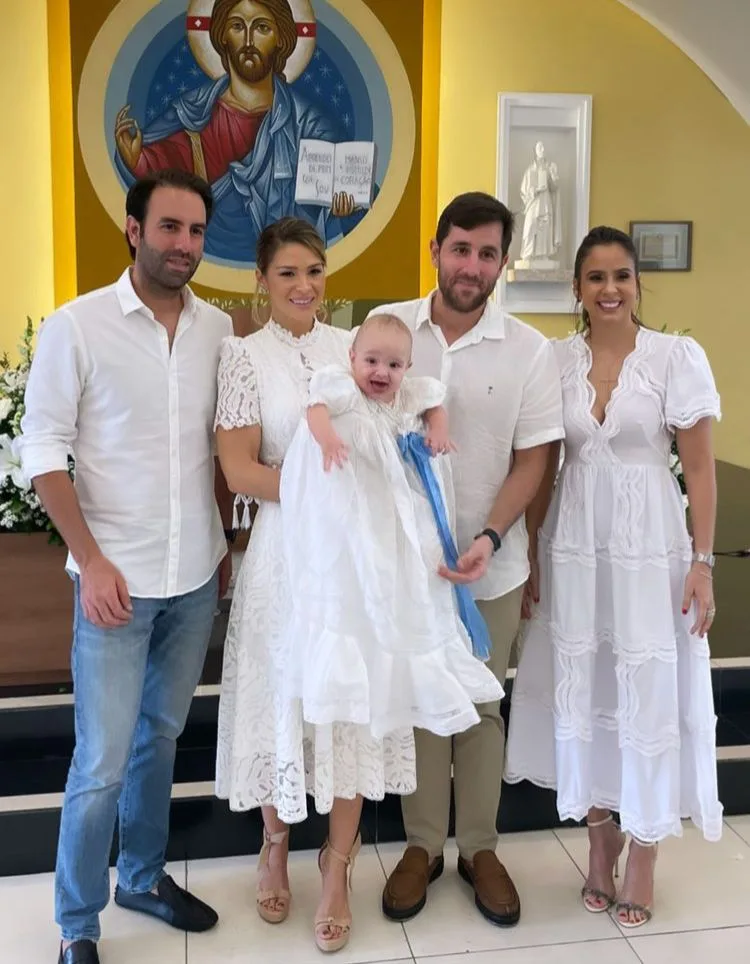 Bruna Waleska e Rodrigo Frota batizam o filho Francisco