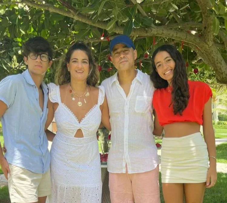 Dani Barreira brinda 50 anos com muita alegria
