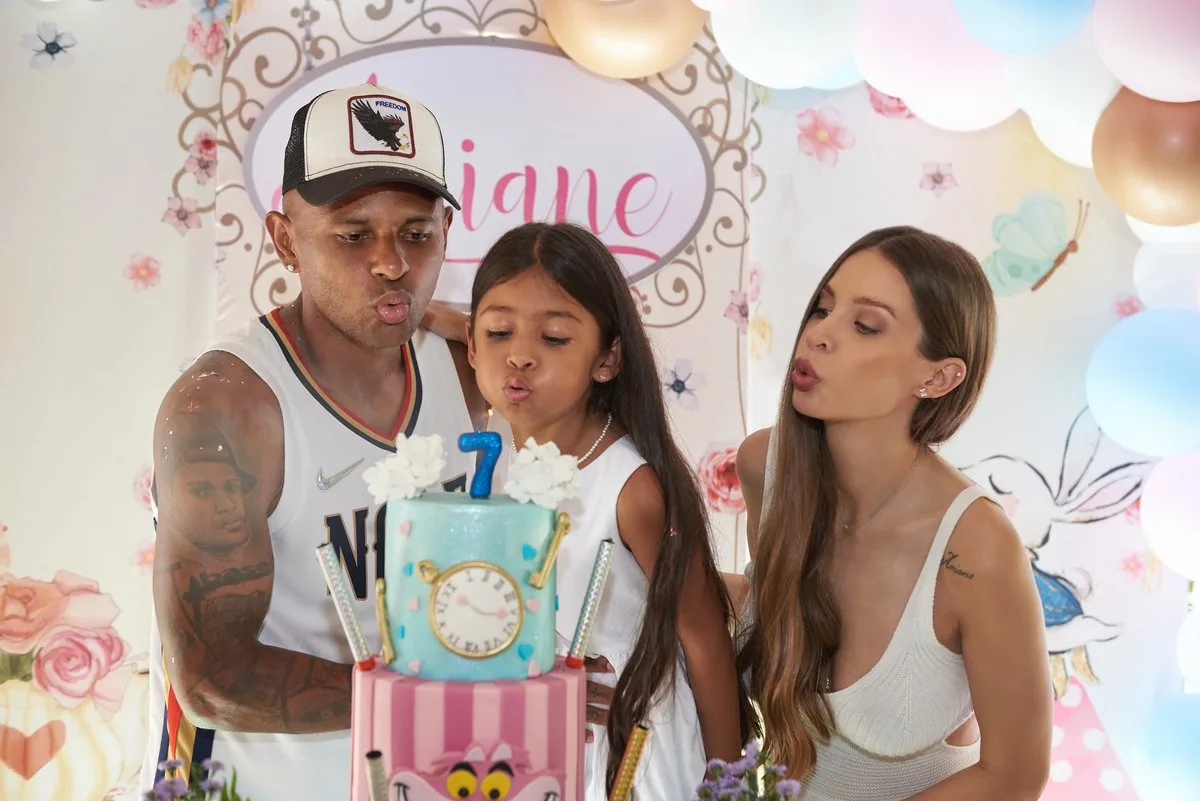 Natasha e Ari Gol festejam os sete anos da filha Ariane no Engenhoca