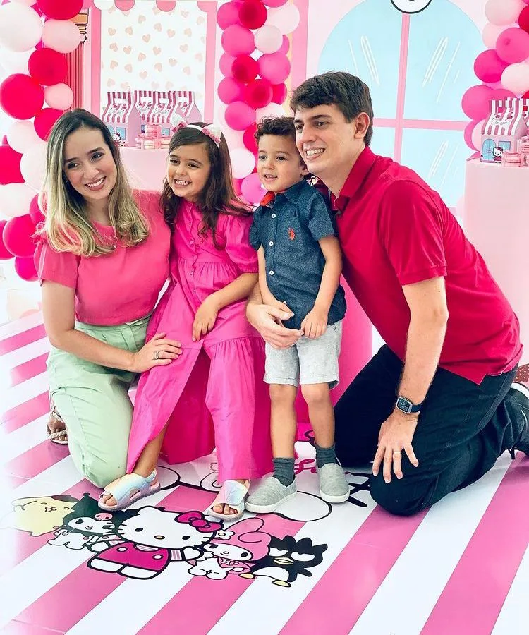Vládia e Germano Borella cantam parabéns para a filha Clarissa
