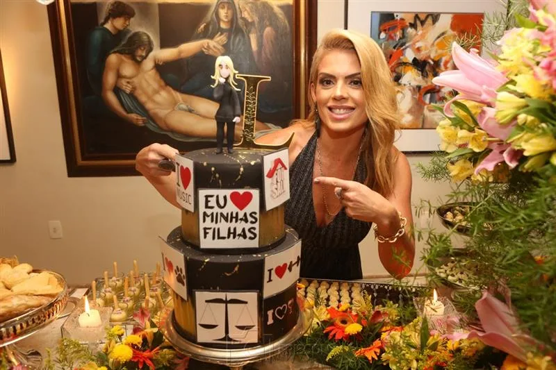 Letícia Studart arma sessão sopro de velinhas das mais animadas