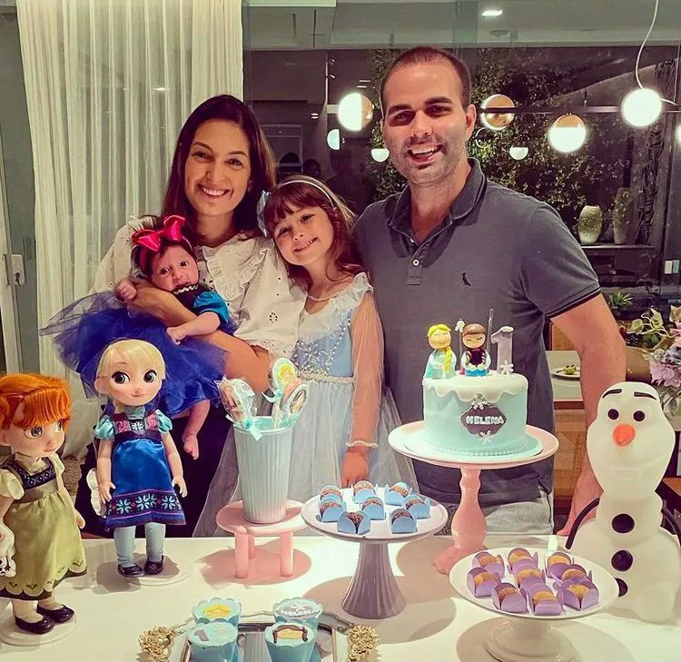 Catarina Moreno e André Guanabara comemoram o primeiro mesversário da filha Helena
