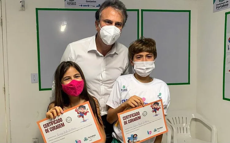 Filhos do governador Camilo Santana tomam primeira dose da vacina contra COVID-19