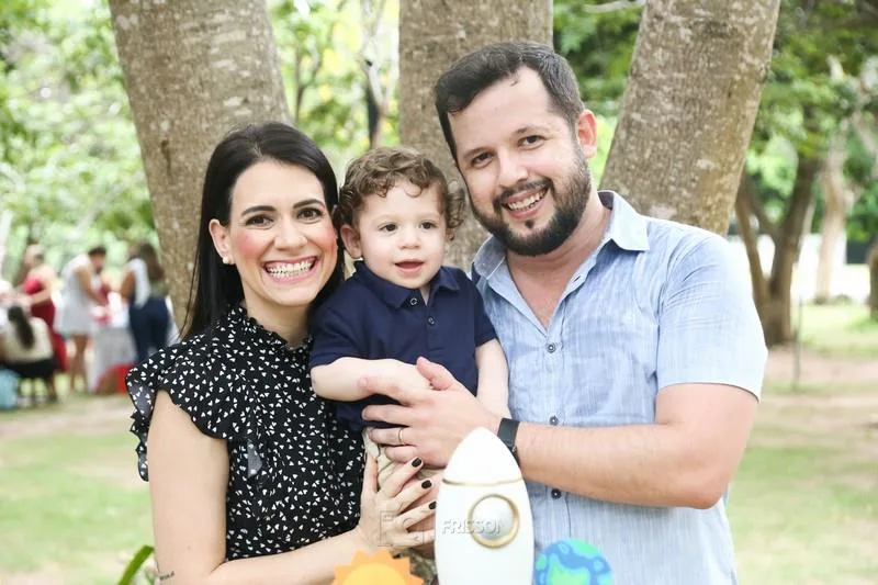 Melina Abu e Lennon Furtado festejam a primeira viagem do filho Benício em torno do Sol