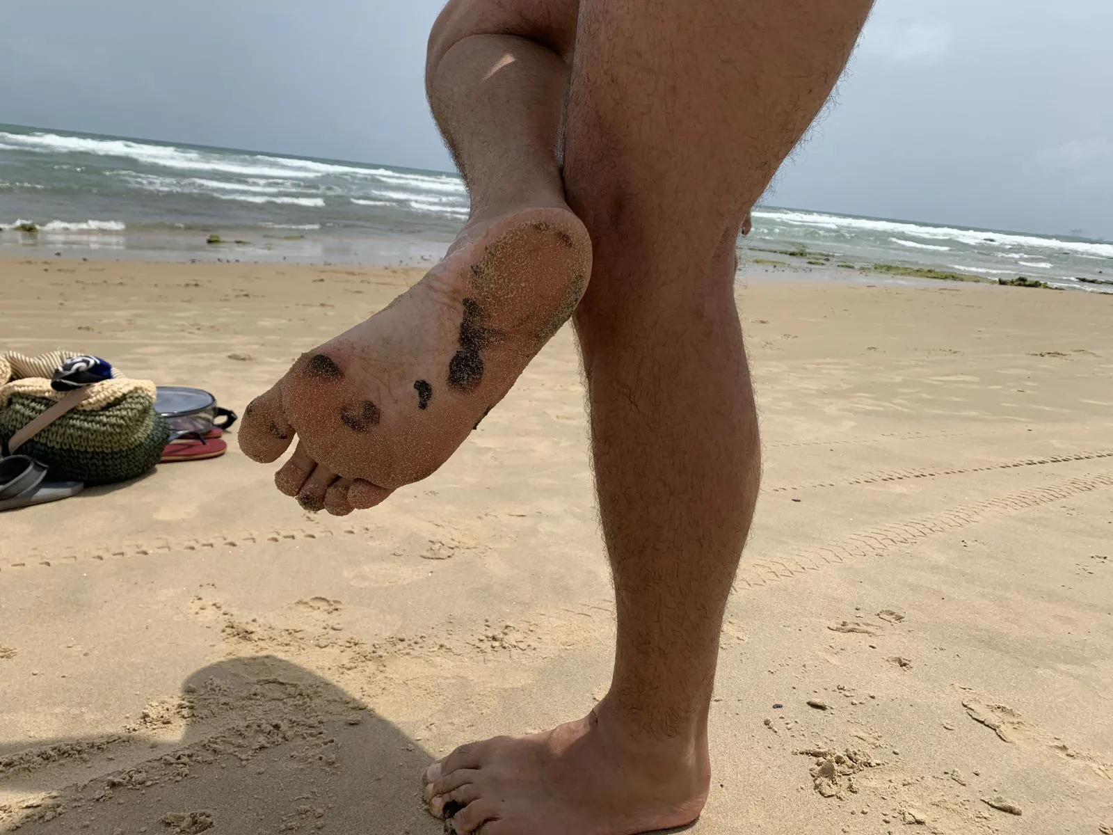 Manchas de óleo chegam no Litoral Oeste do Ceará; pelo menos 64 praias já registraram o material