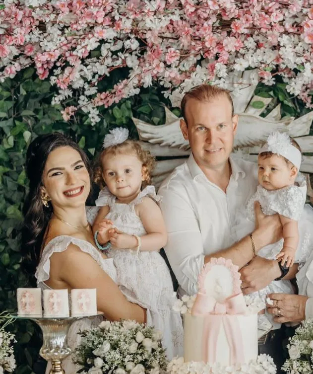 Clarissa e Luthyane Camilo levam a filha Sarah à pia batismal