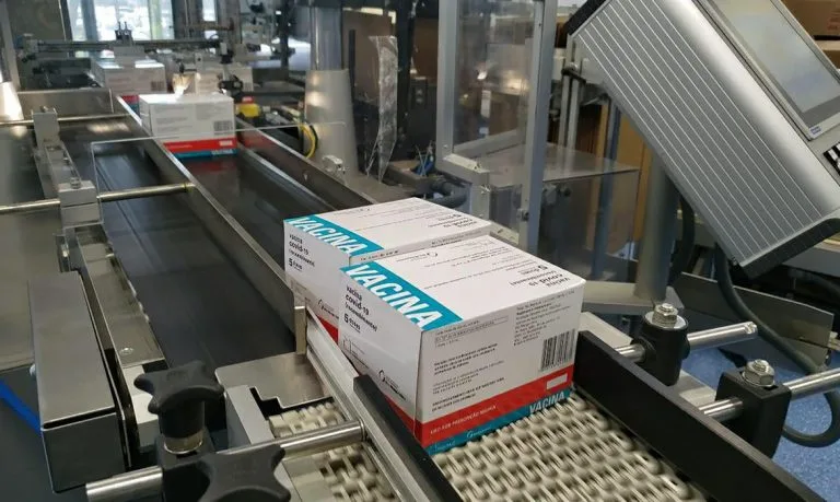 Vacina 100% produzida no Brasil é aprovada pela Fiocruz e tem aval de AstraZeneca