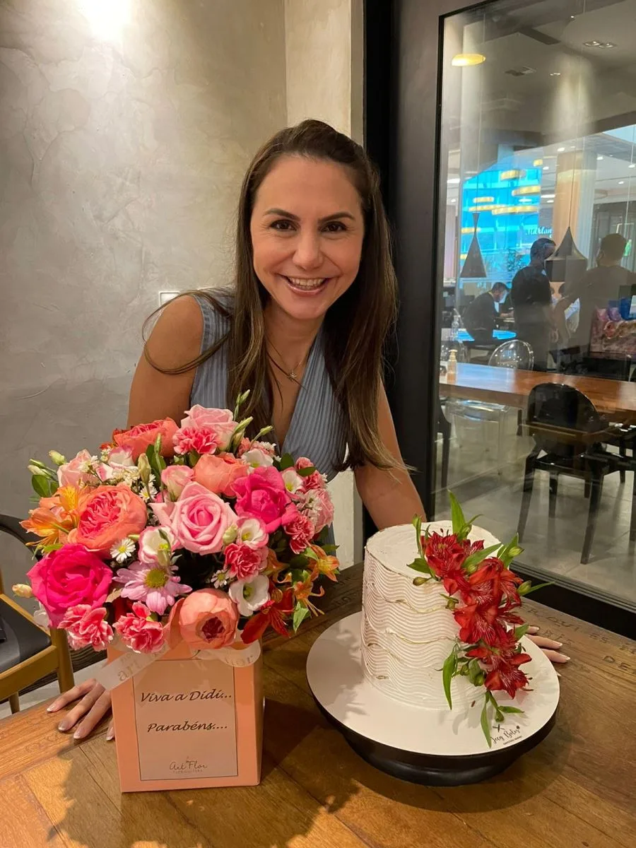 Adriana Queiroz ganha os parabéns do grupo de amigas