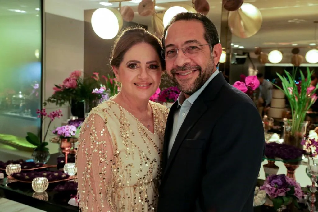 Rosângela e Tadeu Oliveira reúnem a família em brinde duplo