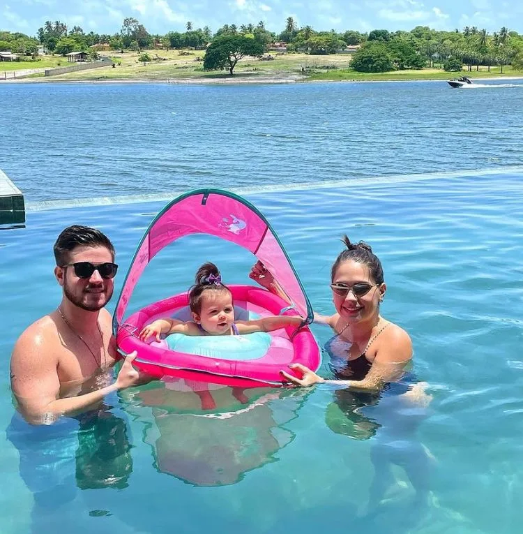 Letícia Bayma e Guilherme Caracas curtem Carnaval na Lagoa do Uruaú