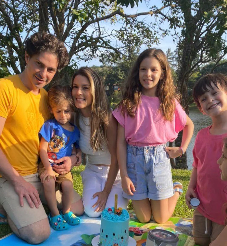 Juliana Moreira e Jonathan Magalhães assopram velinhas do filho Álvaro