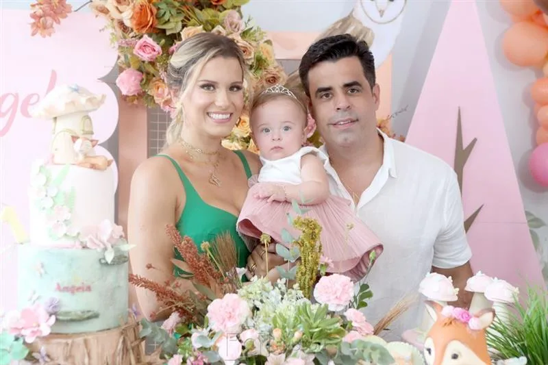 Fernanda e Tasso Pacheco assopram a primeira velinha da filha Ângela