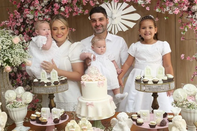 Marcella Maia e Fábio Arruda batizam as filhas Melissa, Nicole e Sofia