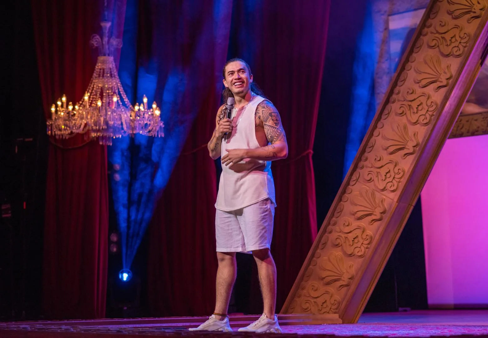 Whindersson Nunes aparece de surpresa em show de comédia em Fortaleza