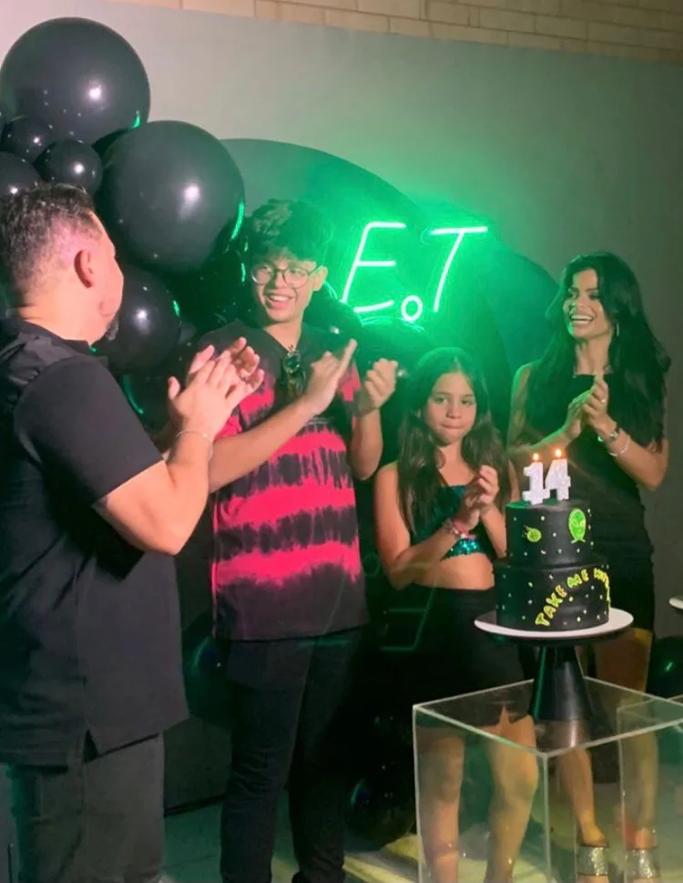 Isabele Temóteo e Xand Avião comemoram 14 anos do filho Enzo