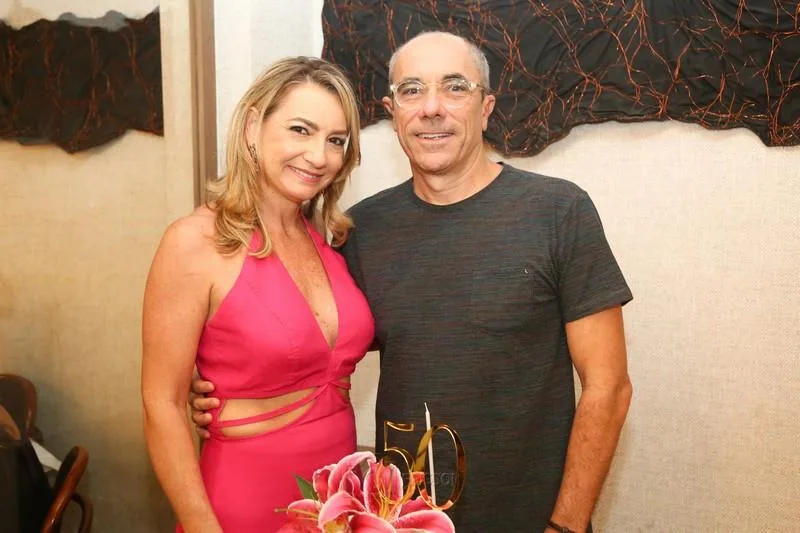 Louise Santos celebra a chegada aos 50 anos com alegria