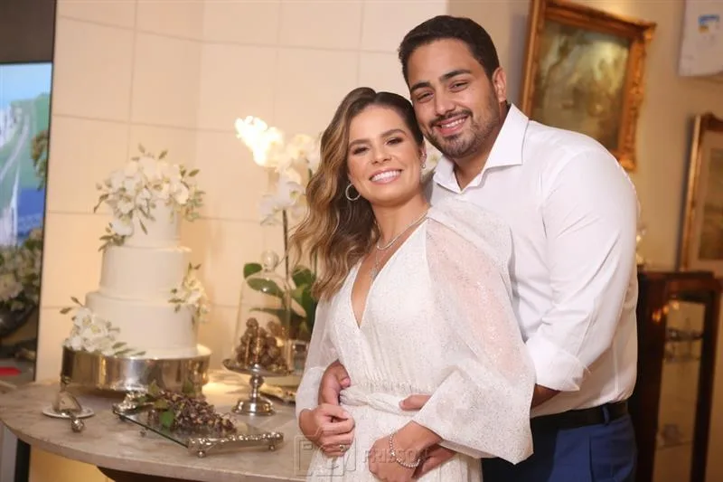 Letícia Studart e Rafael Pinto oficializam noivado em jantar intimista