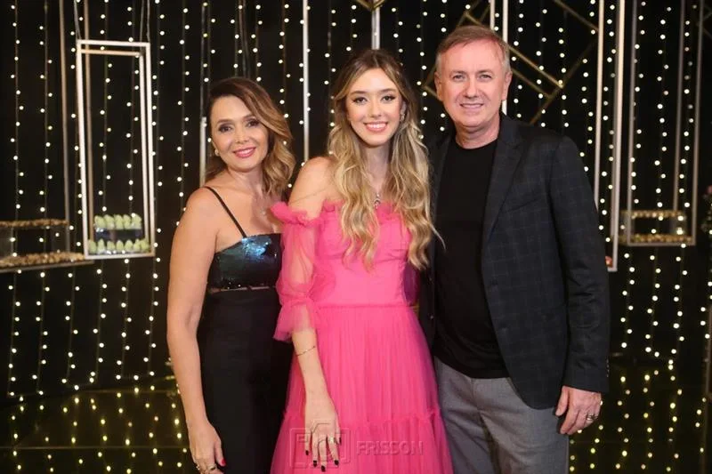 Lorena Madeira e Vanderlei Theisen armam party de 17 anos da filha Ludmila