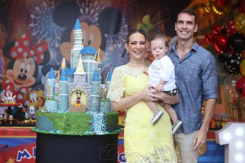 Gaída Dias e Flavio Furtado assopram a primeira velinha do filho Miguel Neto