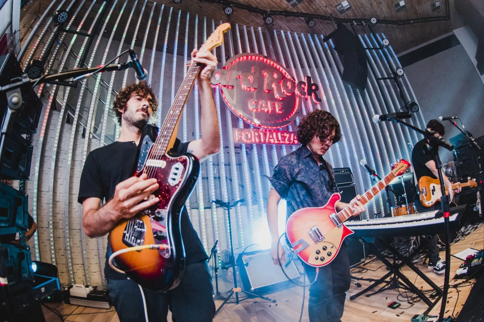 Hard Rock Cafe Fortaleza celebrou 3 anos com show dos Selvagens à Procura de Lei; veja fotos