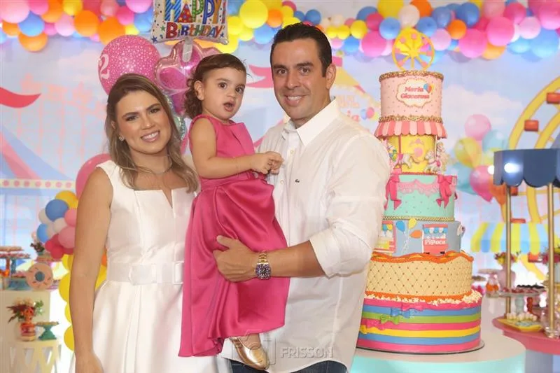 Ticiana e Ítalo Ximenes assopram as duas velinhas da filha Maria Giovanna