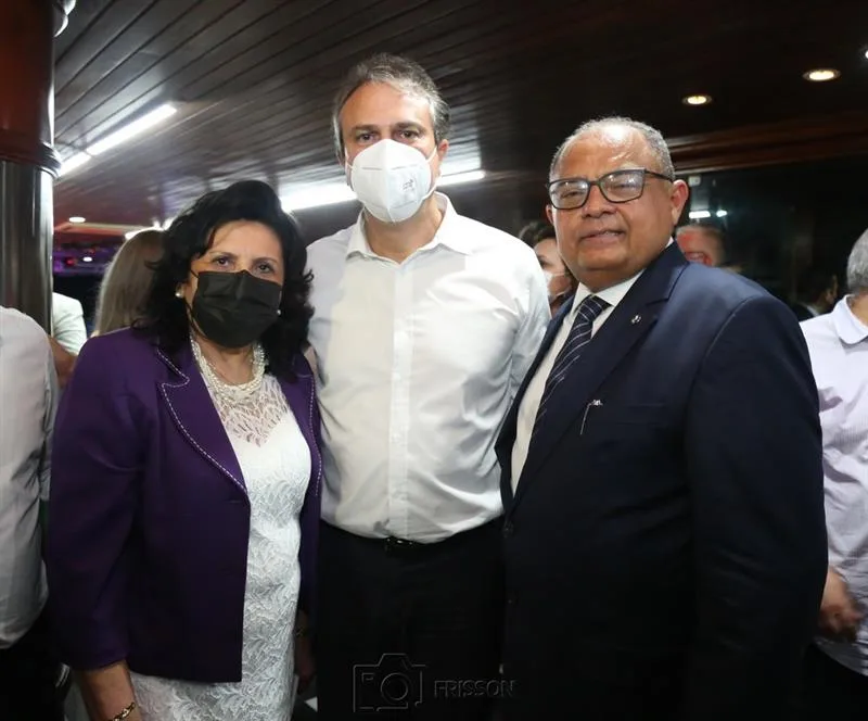 Desembargador Teodoro Silva Santos lança livro no Iate Clube