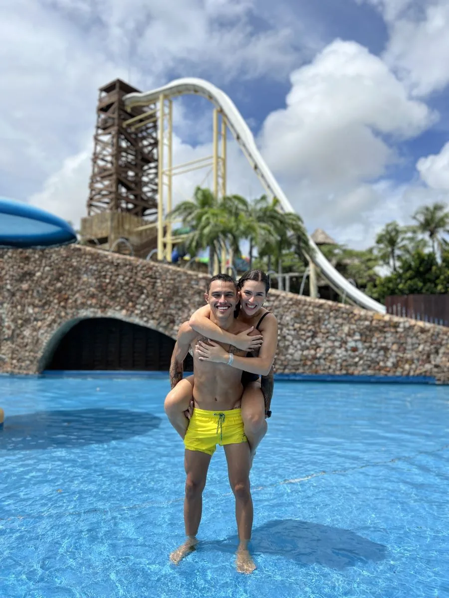 De folga no Ceará, Lívian Aragão e Jota se divertem no Beach Park