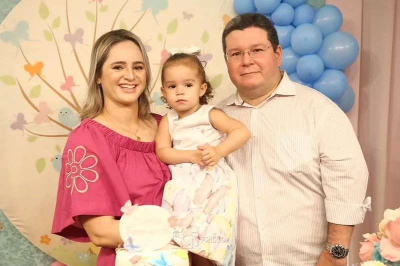 Laura Mota e Fernando Dias assopram as duas velinhas da filha Maria Fernanda