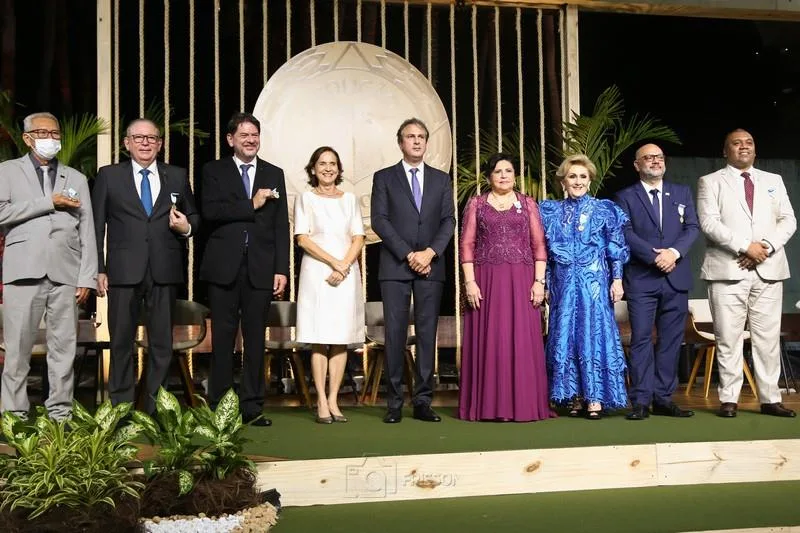 Camilo Santana faz a entrega da Medalha da Abolição 2020-2022