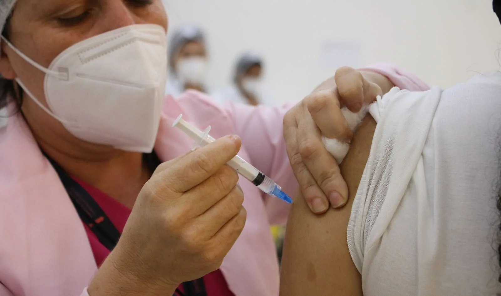 Fortaleza inicia 4ª dose da vacina contra Covid em idosos a partir de 80 anos neste sábado