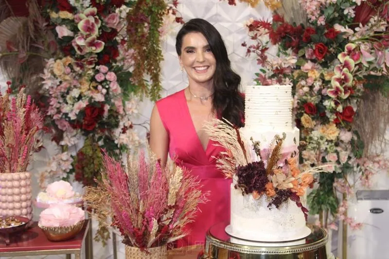 Érika Osterno ganha os parabéns em festa surpresa