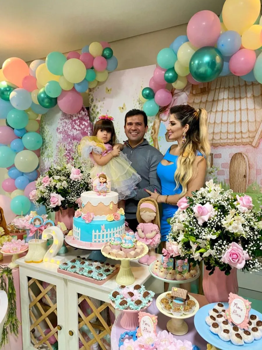 Allysson e Sauanna Braga assopram as duas velinhas da filha Maria Alícia
