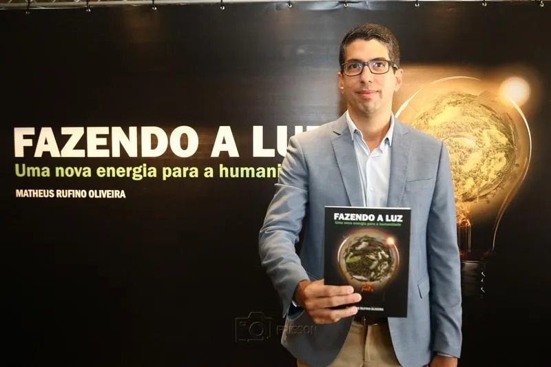 Matheus Rufino lança livro sobre energia em sessão de autógrafos