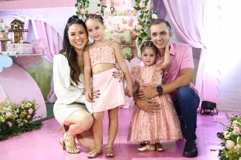 Carol Yamazaki e Marcelo Marfrutas cantam parabéns para a filha Maria Valentina