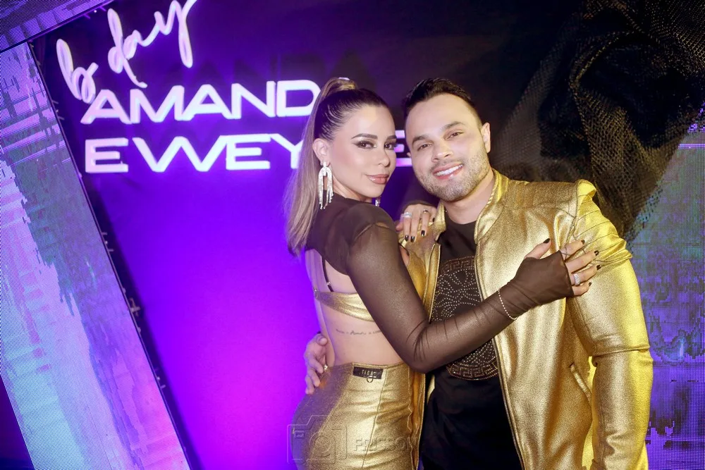Weyber e Amanda Holanda comemoram aniversário com festa conjunta no tema dual color