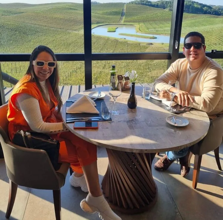 Anna Flavia Accioly e Lucas Cavalcante curtem outono e visitam vinícola no Rio Grande do Sul
