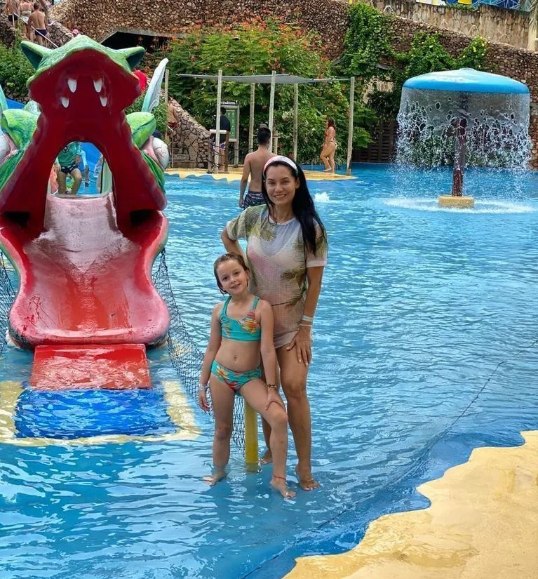Monica Carvalho aproveita dias de descanso com família no Beach Park