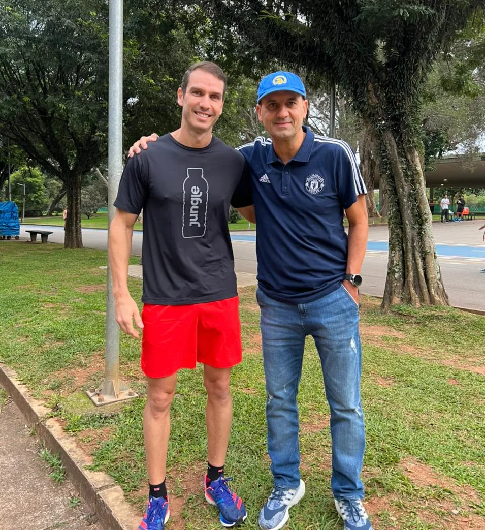 Em São Paulo para maratona, Flávio Furtado se encontra com Marcos Paulo