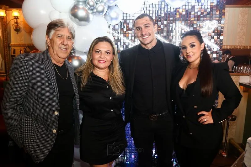 Jogador Vina do Ceará recebe aniversário surpresa de amigos no Paris 6